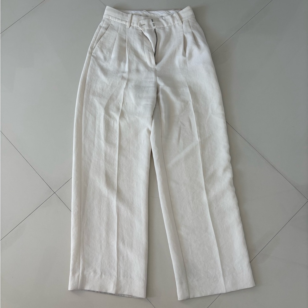 Aritzia Effortless Pant, Light Birch, Lightly Worn, size 4